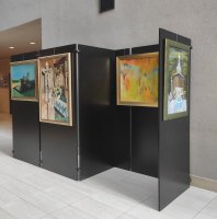 Ścianka wystawowa z obrazami z kolekcji Województwa Podkarpackiego