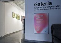 Afisz wystawy poplenerowej UNESCO.ART Podkarpackie 2020 on-line